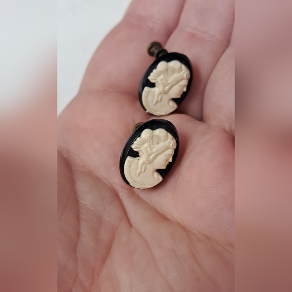 Vintage Black And White Cameo Screw Back Earrings - Picture 2 of 2